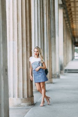 Almanya'nın önemli yerlerde konumlar. Berlin'de güzel gülümseyen kız. 