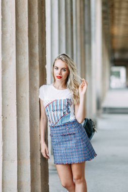 Almanya'nın önemli yerlerde konumlar. Berlin'de güzel gülümseyen kız. 