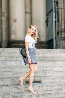 Almanya'nın önemli yerlerde konumlar. Berlin'de güzel gülümseyen kız. 