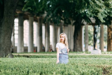 Almanya'nın önemli yerlerde konumlar. Berlin'de güzel gülümseyen kız. 