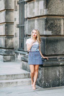 Almanya'nın önemli yerlerde konumlar. Berlin'de güzel gülümseyen kız. 