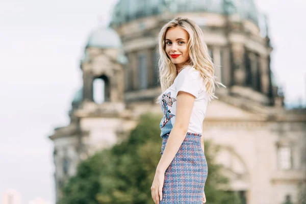 Almanya Nın Önemli Yerlerde Konumlar Berlin Güzel Gülümseyen Kız — Stok fotoğraf