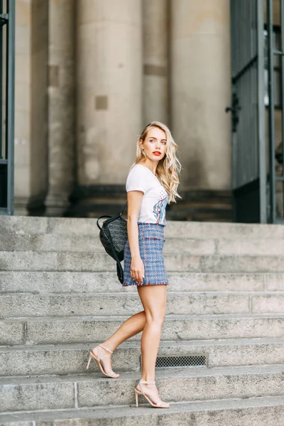 Almanya'nın önemli yerlerde konumlar. Berlin'de güzel gülümseyen kız. 