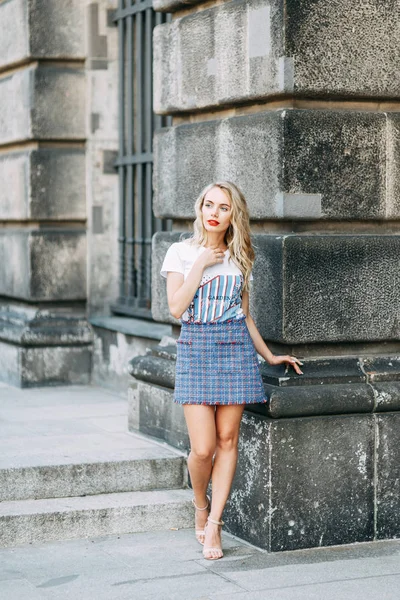 Almanya'nın önemli yerlerde konumlar. Berlin'de güzel gülümseyen kız. 