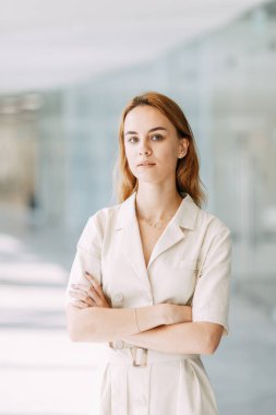  modern bir şehirde çalışma durumu. parlak bir ofiste genç iş kız.