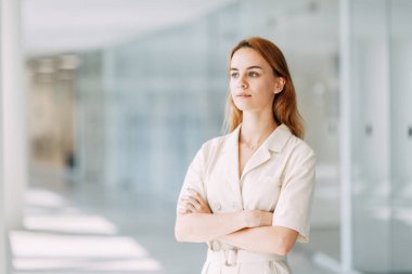 modern bir şehirde çalışma durumu. parlak bir ofiste genç iş kız.