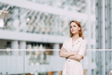  modern bir şehirde çalışma durumu. parlak bir ofiste genç iş kız.