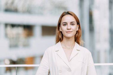  modern bir şehirde çalışma durumu. parlak bir ofiste genç iş kız.