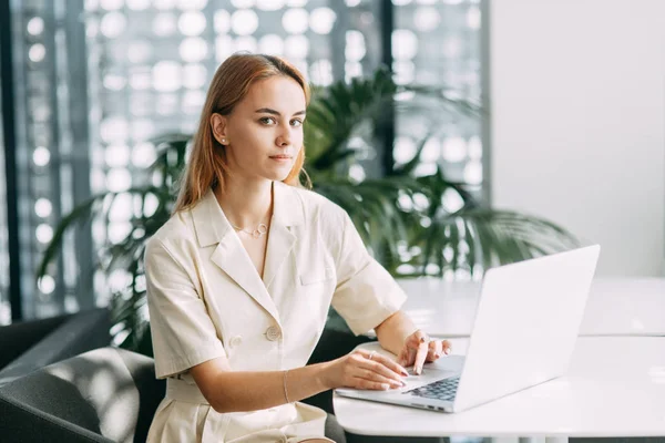 Café Luminoso Ciudad Chica Negocios Con Portátil — Foto de Stock