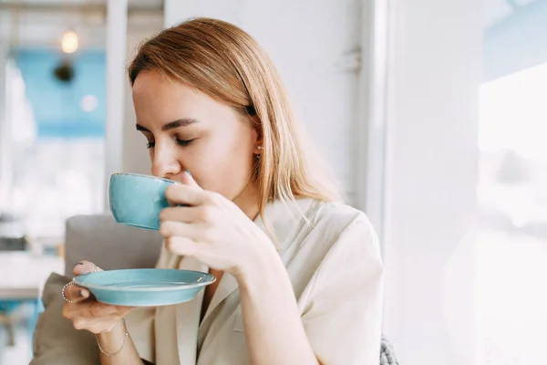 Femme Travail Dans Café Léger Jeune Blogueuse Fille Avec Une — Photo