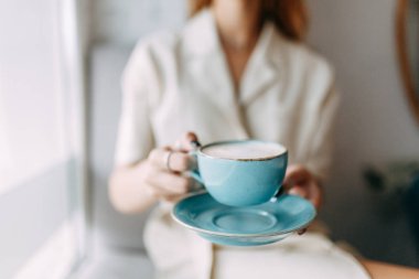  atmosferik kahve dükkanı ve şık yemekler. genç bir kızın elinde kahve sıcak kupa.