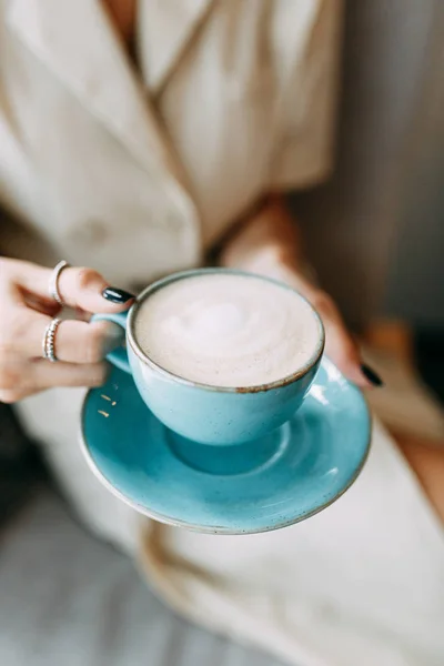 Cafetería Atmosférica Platos Elegantes Taza Café Caliente Las Manos Una — Foto de Stock