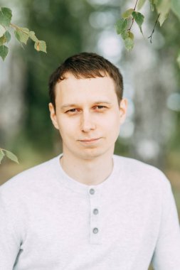 yaz aylarında açık havada yolculuk. gölde bir adamın gülümseyen portresi. 