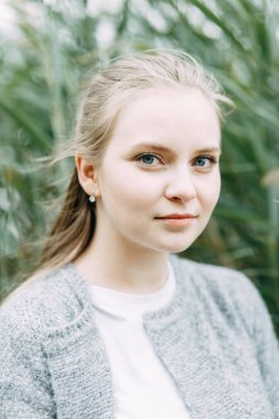 yaz aylarında açık havada yolculuk. gölde bir kız gülümseyen portre. 