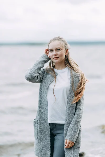 여름에 호수에 소녀의 초상화 — 스톡 사진