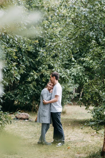 Día Verano Parque Forestal Joven Pareja Caminando Bosque — Foto de Stock