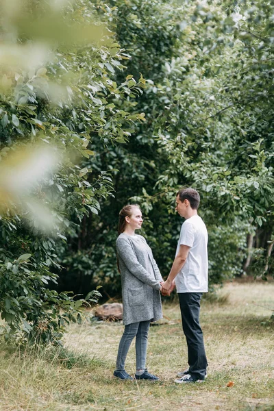 Sommertag Waldpark Junges Paar Geht Wald Spazieren — Stockfoto