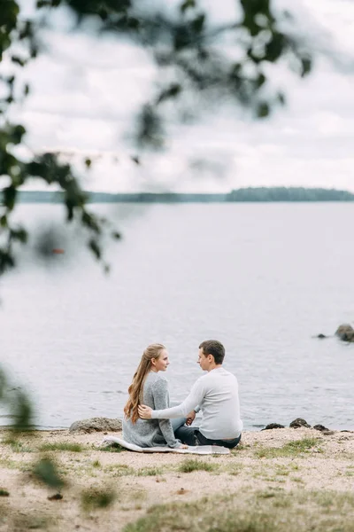 Wandern Wald Junges Paar Spaziert Auf Dem See — Stockfoto