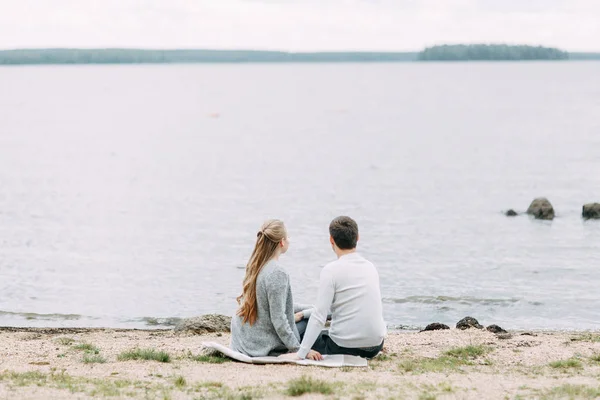 Passeio Viagem Floresta Jovem Casal Andando Lago — Fotografia de Stock