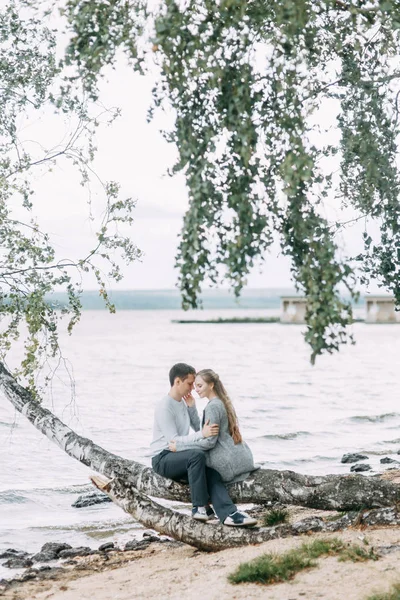 Caminar Por Bosque Joven Pareja Caminando Lago — Foto de Stock