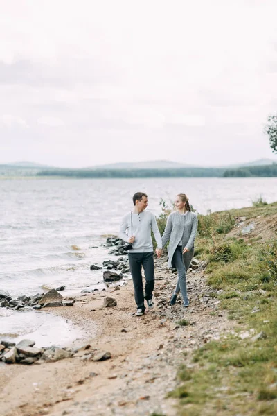 Caminar Por Bosque Joven Pareja Caminando Lago —  Fotos de Stock