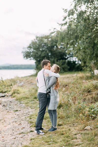 Caminar Por Bosque Joven Pareja Caminando Lago — Foto de Stock