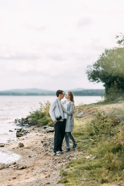 Caminar Por Bosque Joven Pareja Caminando Lago — Foto de Stock