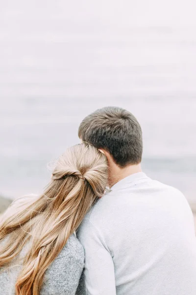 Passeio Bosque Junto Cais Jovem Casal Andando Lago — Fotografia de Stock