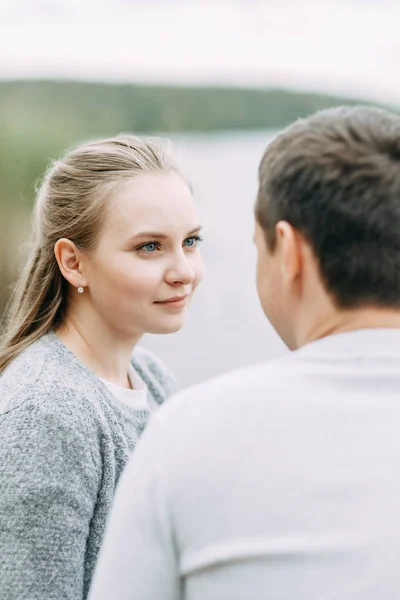 Passeio Bosque Junto Cais Jovem Casal Andando Lago — Fotografia de Stock