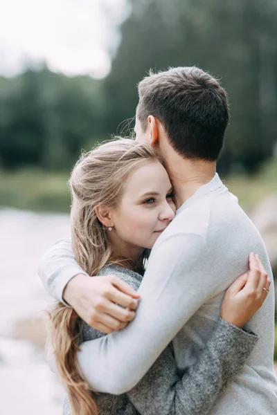 Paseo Por Bosque Junto Muelle Joven Pareja Caminando Lago —  Fotos de Stock