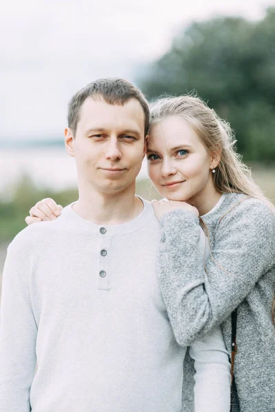 Paseo Por Bosque Junto Muelle Joven Pareja Caminando Lago —  Fotos de Stock