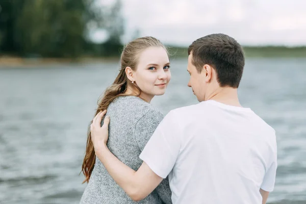 Walk Woods Pier Young Couple Walking Lake — Stock Photo, Image