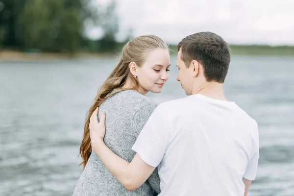 Paseo Por Bosque Junto Muelle Joven Pareja Caminando Lago —  Fotos de Stock