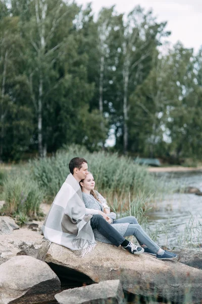 Walk Woods Pier Young Couple Walking Lake — Stock Photo, Image