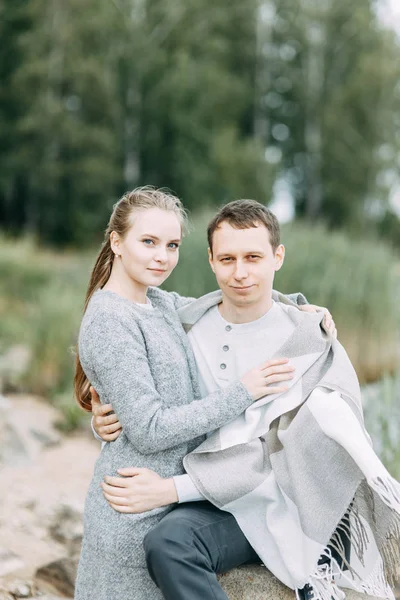 Paseo Por Bosque Junto Muelle Joven Pareja Caminando Lago — Foto de Stock