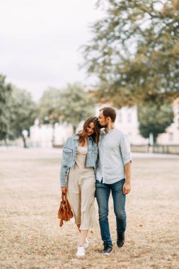  Berlin'de aşk hikayesi. Park'ta sokakta yürüyen çift