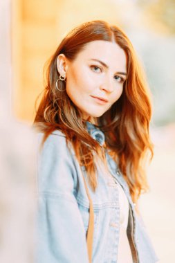  Bir çift akşam Berlin'de yürür. sıcak ışıkta akşam portresi.