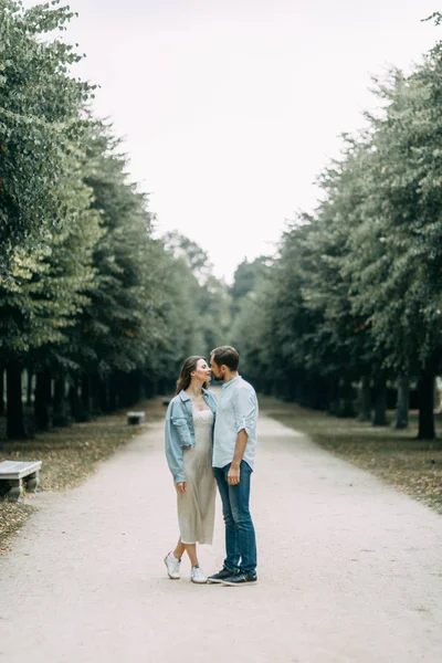 ベルリンのラブストーリー 公園の路地を歩くカップル — ストック写真