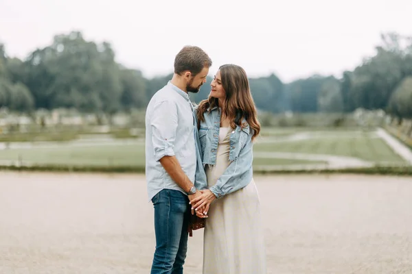 Historia Amor Sentimientos Sinceros Gente Pareja Camina Parque Berlín —  Fotos de Stock