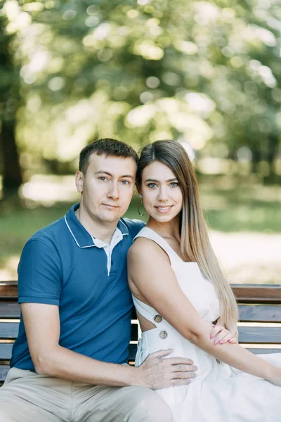 Pessoas Felizes Gostam Bom Tempo Belo Casal Andando Parque Verão — Fotografia de Stock