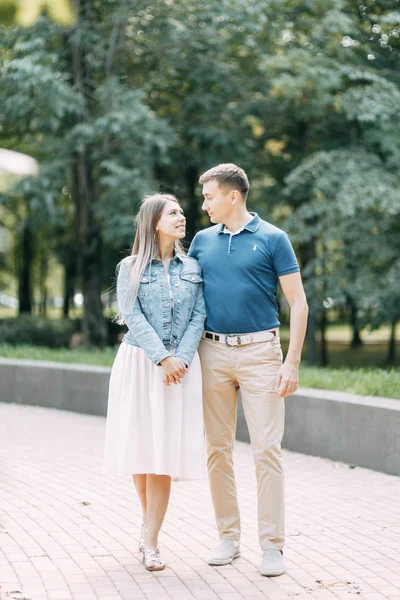 Pessoas Felizes Gostam Bom Tempo Belo Casal Andando Parque Verão — Fotografia de Stock