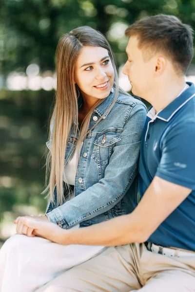 Pessoas Felizes Gostam Bom Tempo Belo Casal Andando Parque Verão — Fotografia de Stock