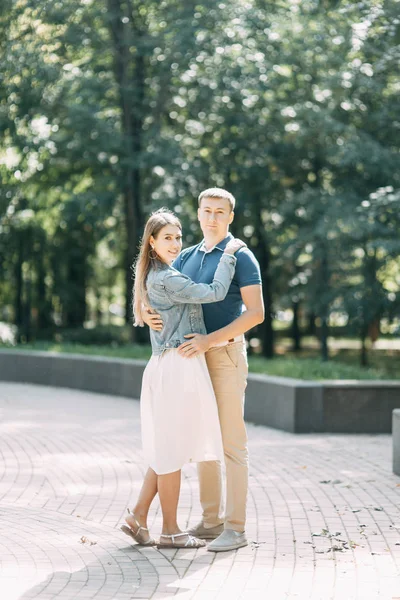 Gente Feliz Disfruta Del Buen Tiempo Hermosa Pareja Caminando Parque — Foto de Stock