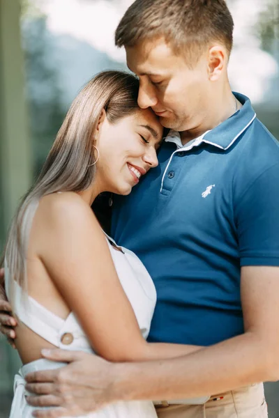 Pessoas Felizes Gostam Bom Tempo Belo Casal Andando Parque Verão — Fotografia de Stock