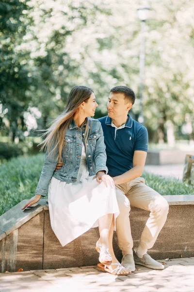 Pessoas Felizes Gostam Bom Tempo Belo Casal Andando Parque Verão — Fotografia de Stock