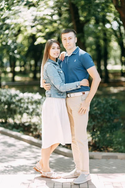 Pessoas Felizes Gostam Bom Tempo Belo Casal Andando Parque Verão — Fotografia de Stock