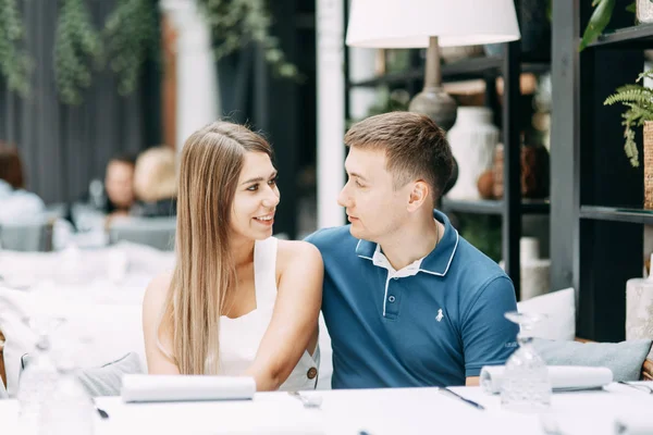 Letní Milostný Příběh Krásném Interiéru Šťastný Usměvavý Pár Restauraci — Stock fotografie