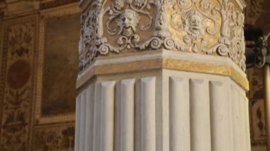 İtalyan avlularının antik mimarisi. Uffizi galerisinde avlu. 