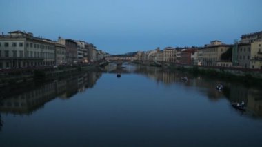  İtalya'da nehir üzerinde konumlar ve köprüler. akşam ışıkları ile Floransa panoraması.