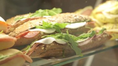 yeşillik ve jambon ile sandviç. İtalyan bruschetta tezgahta. 